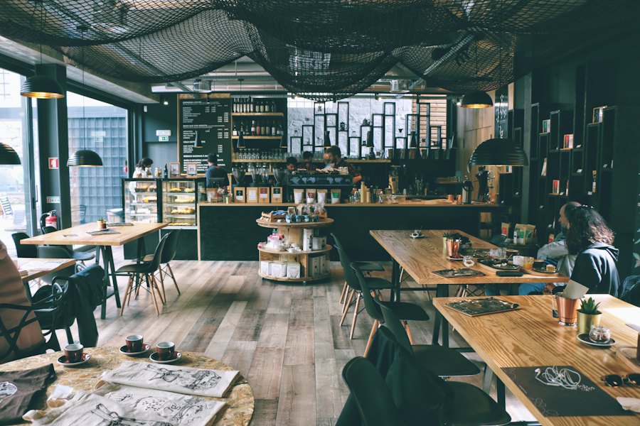 木のテーブルが並ぶ店内