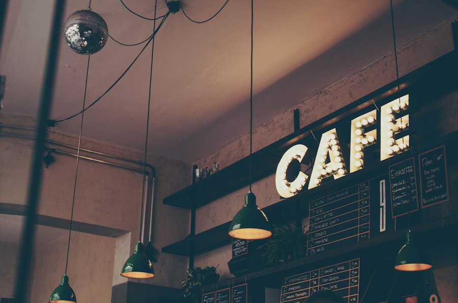CAFEのサインが灯る店内