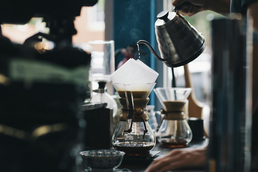 ハンドドリップでコーヒーを淹れるバリスタ